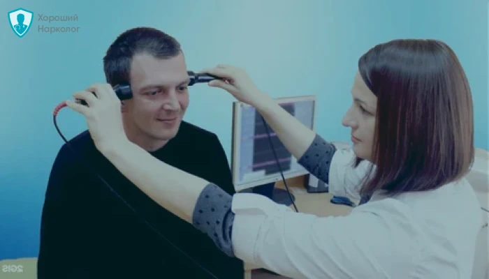Мужчине делают диагностику алкоголизма Мужчине делают диагностику головного мозга и алкоголизма