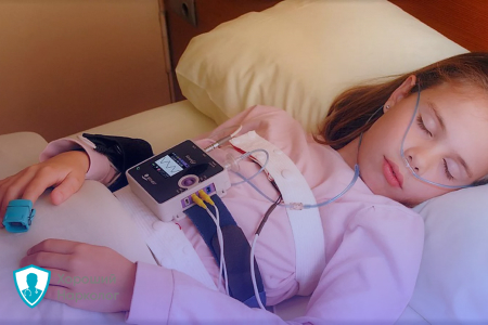 Девочка проходит полисомнографию перед лечением лунатизма